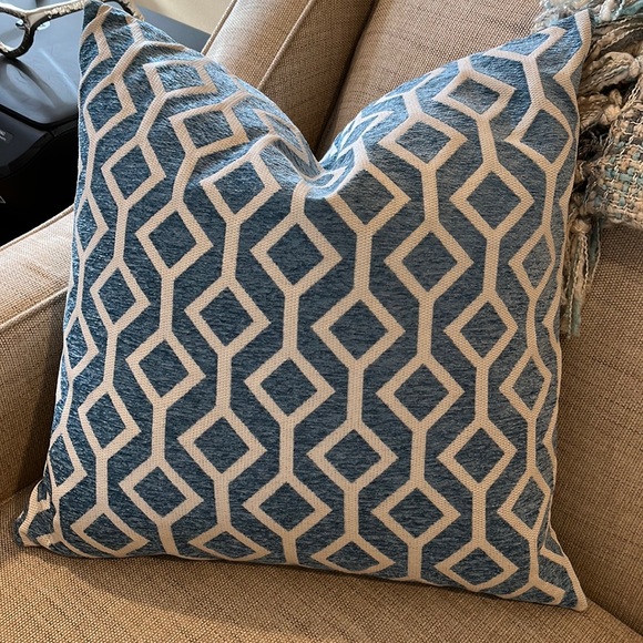 Blue pillow - Picture 2 of 5
